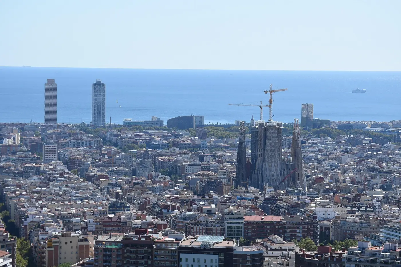 Vista de Barcelona con la Sagrada Familia y el mar Mediterráneo al fondo