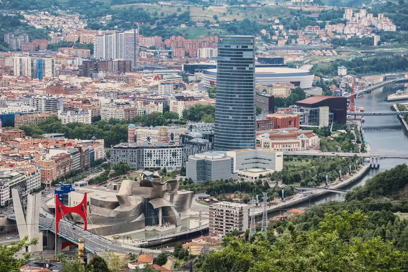 Vista aérea de Bilbao con el museo Guggenheim, la torre Iberdrola y la ría del Nervión