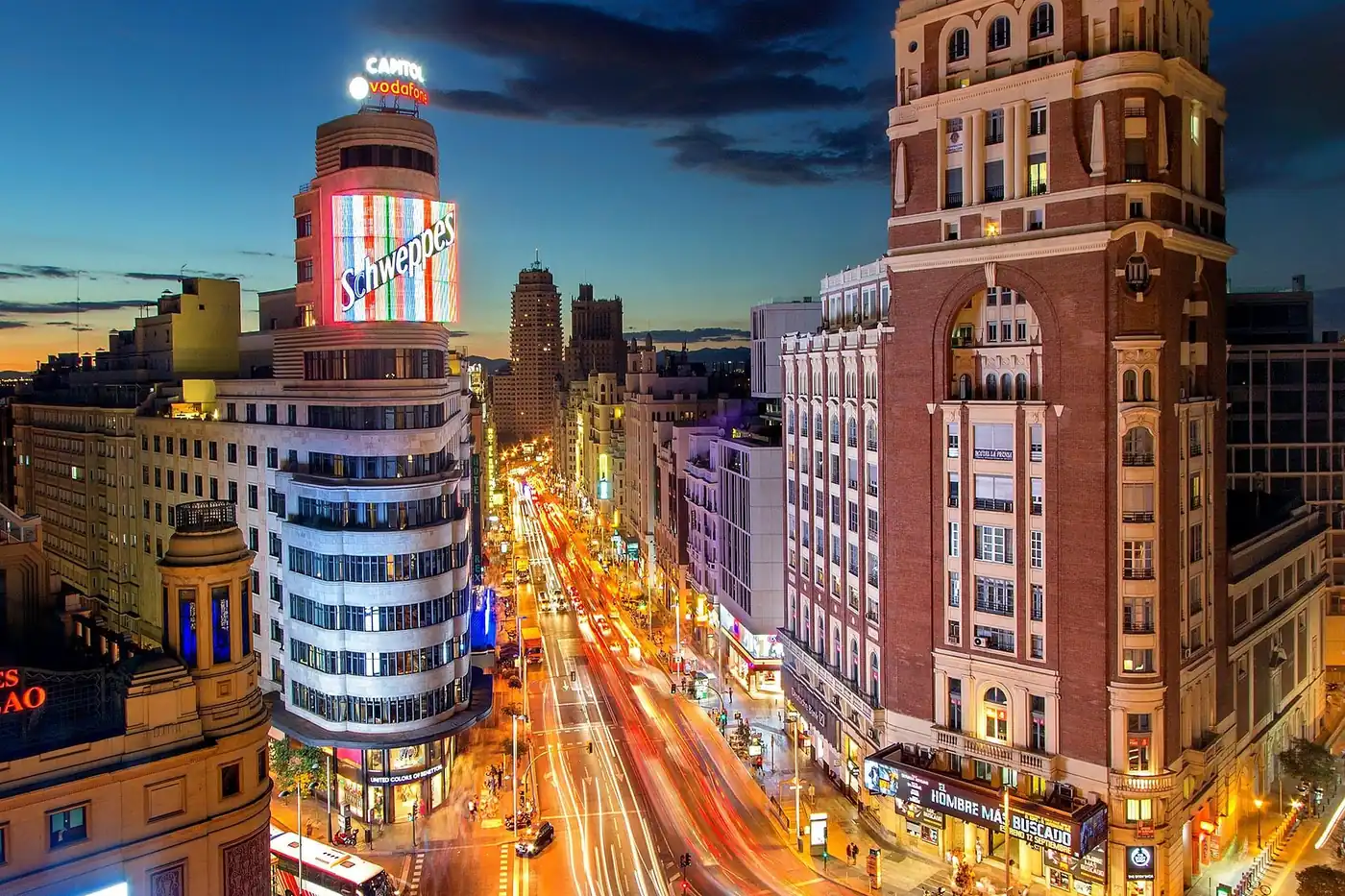 Gran Vía de Madrid al anochecer desde la plaza de Callao