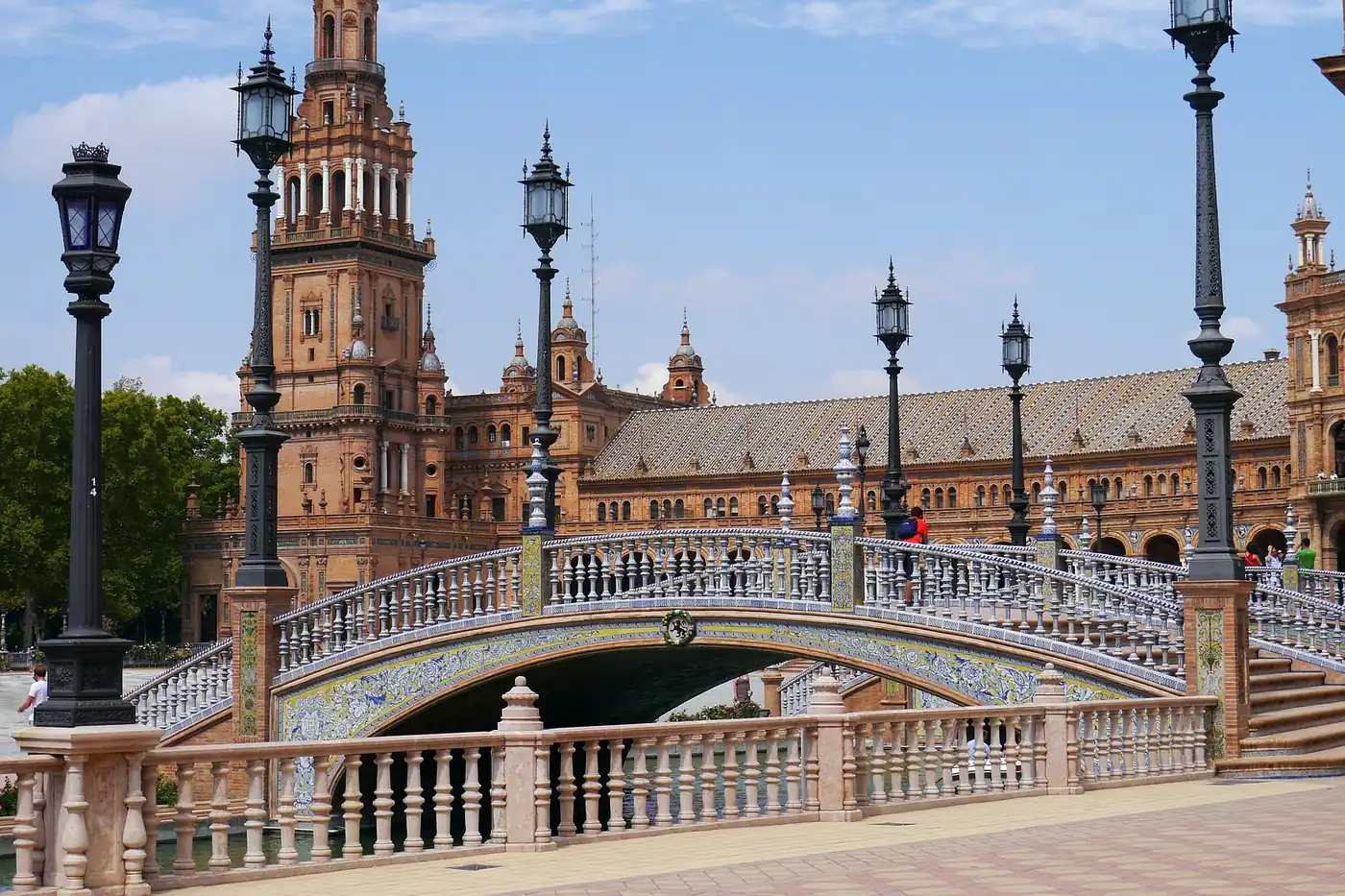 Puente de azulejos y galerías de la Plaza de España de Sevilla