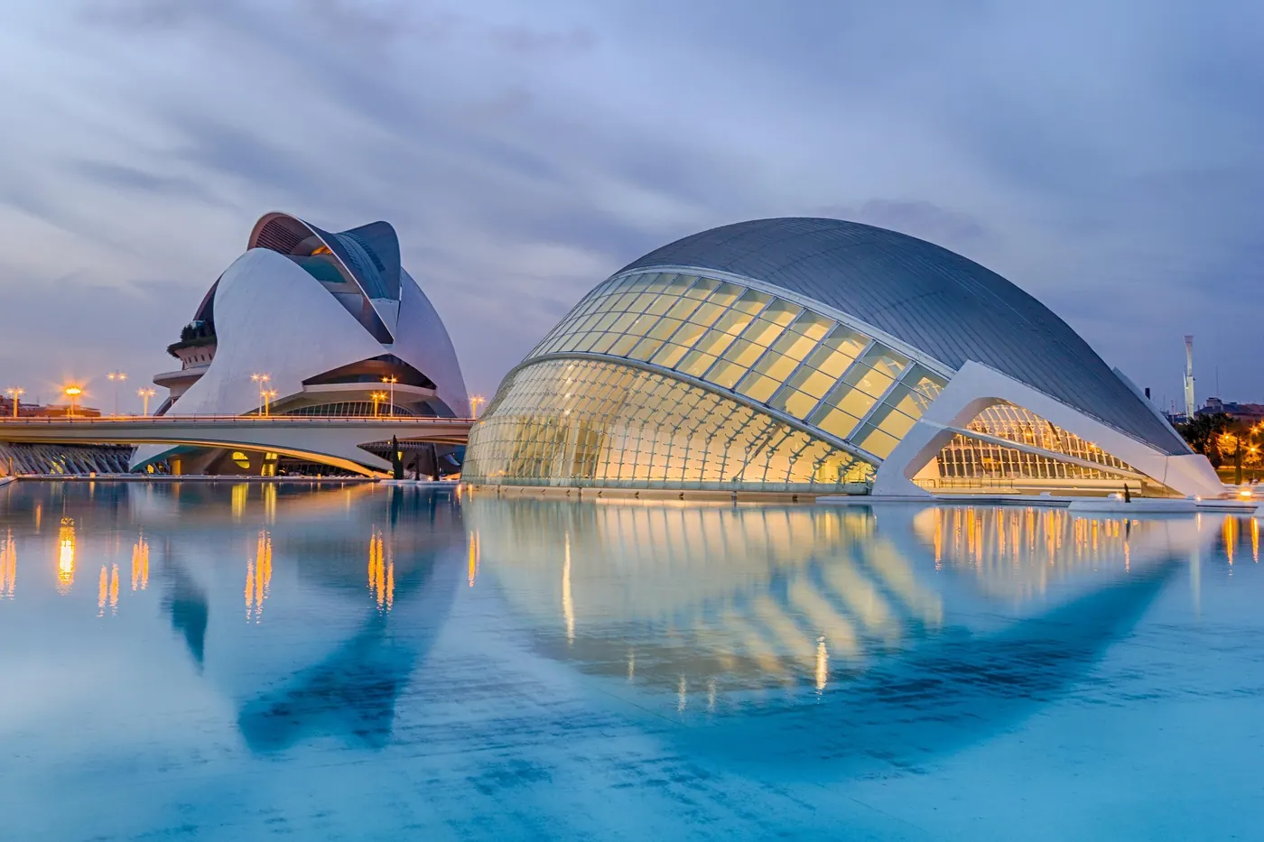 L'Hemisfèric y el Palau de les Arts en la Ciutat de les Arts i les Ciències de Valencia al anochecer