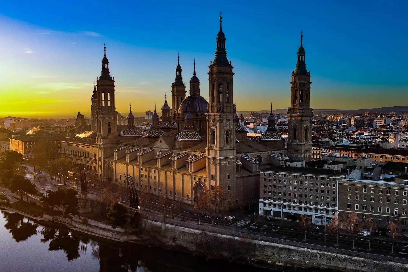 Basílica del Pilar de Zaragoza sobre el río Ebro al amanecer