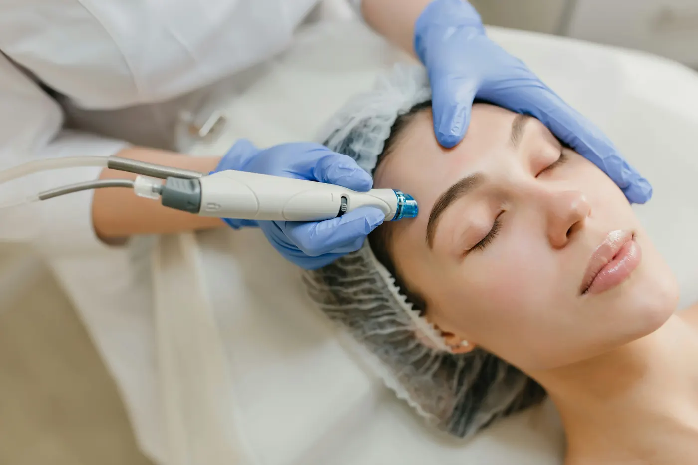Profesional aplicando un tratamiento facial con cabezal de hidradermoabrasión